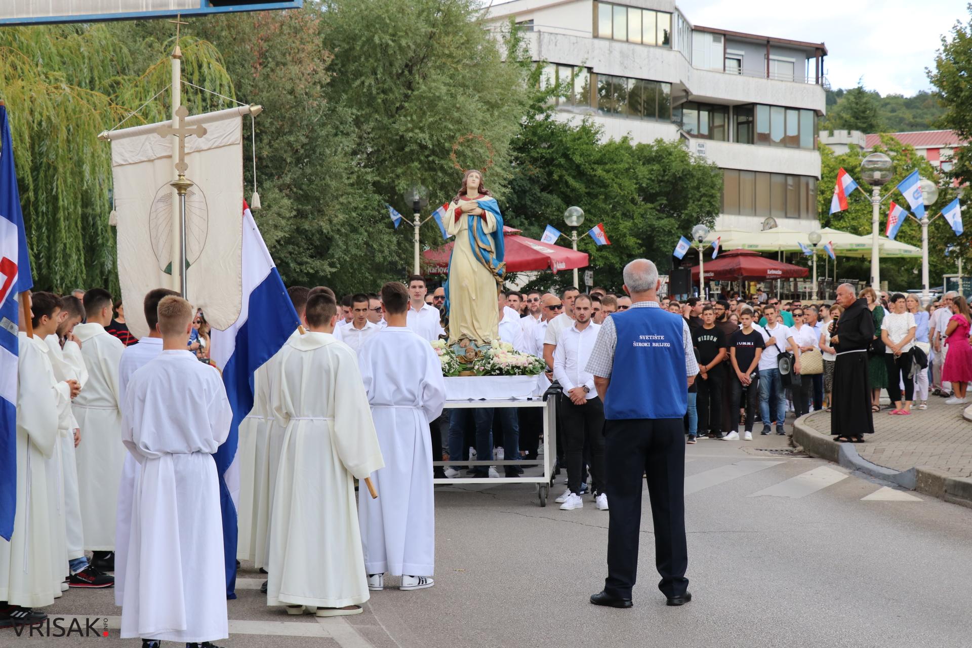 Procesija ulicama Širokog Brijega uoči blagdana Velike Gospe
