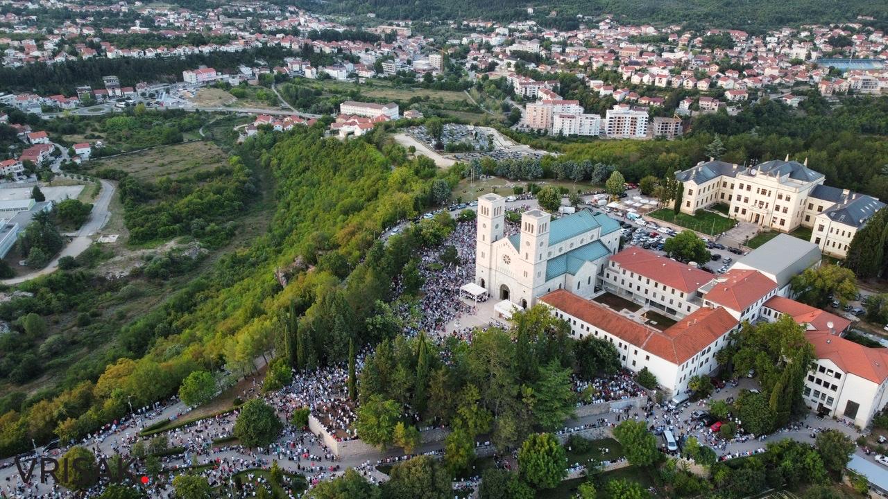 Široki Brijeg: Tisuće vjernika na Uočnici Velikoj Gospi