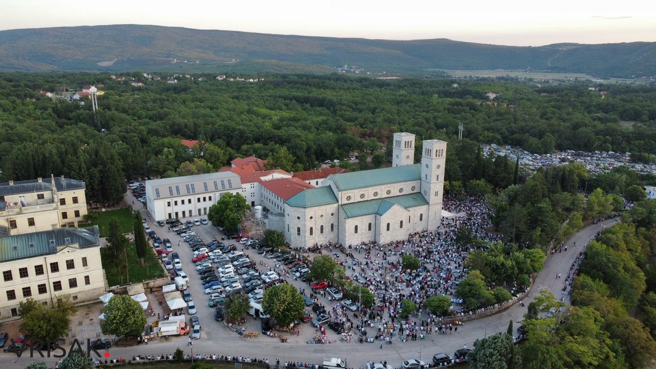 Široki Brijeg: Tisuće vjernika na Uočnici Velikoj Gospi