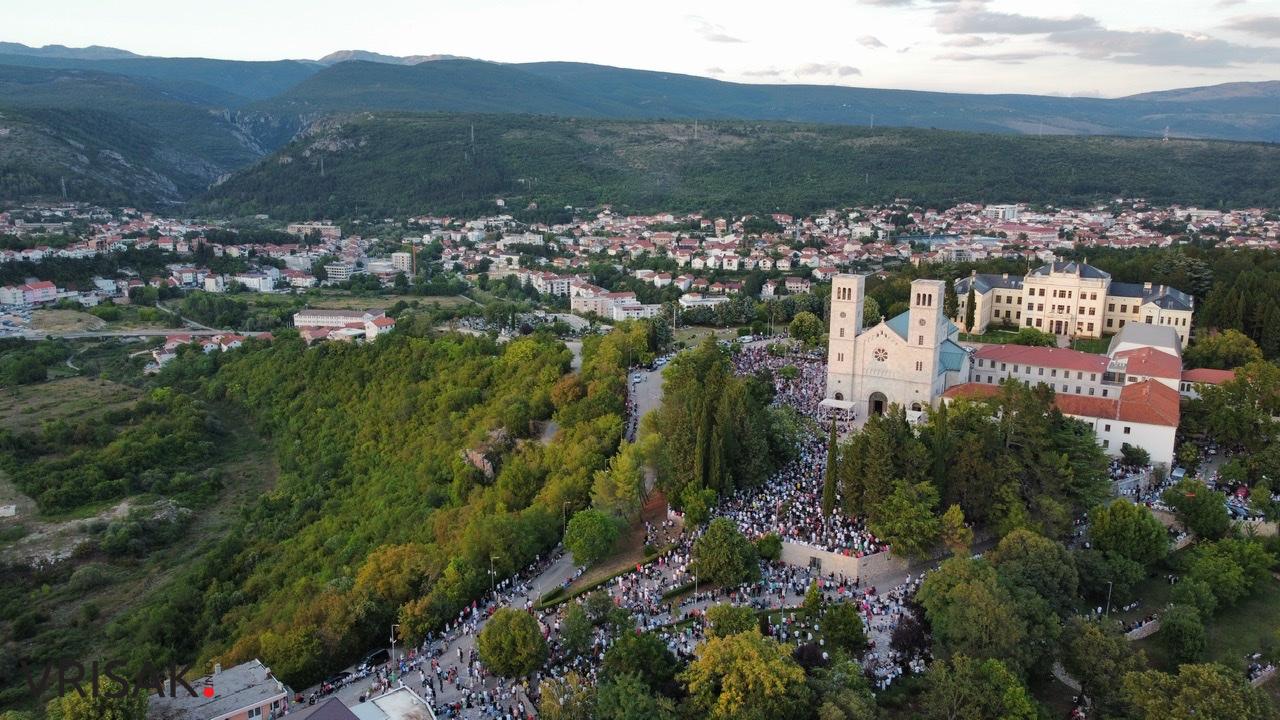 Široki Brijeg: Tisuće vjernika na Uočnici Velikoj Gospi