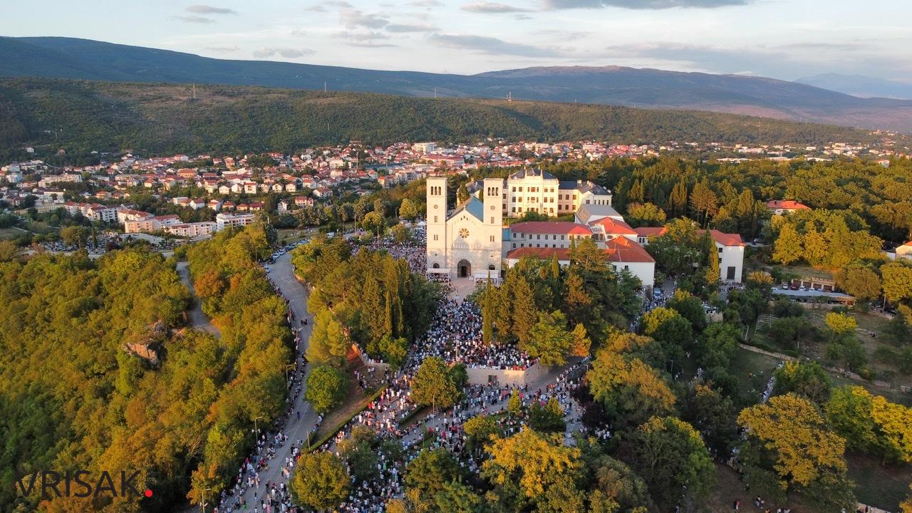 Široki Brijeg: Tisuće vjernika na Uočnici Velikoj Gospi