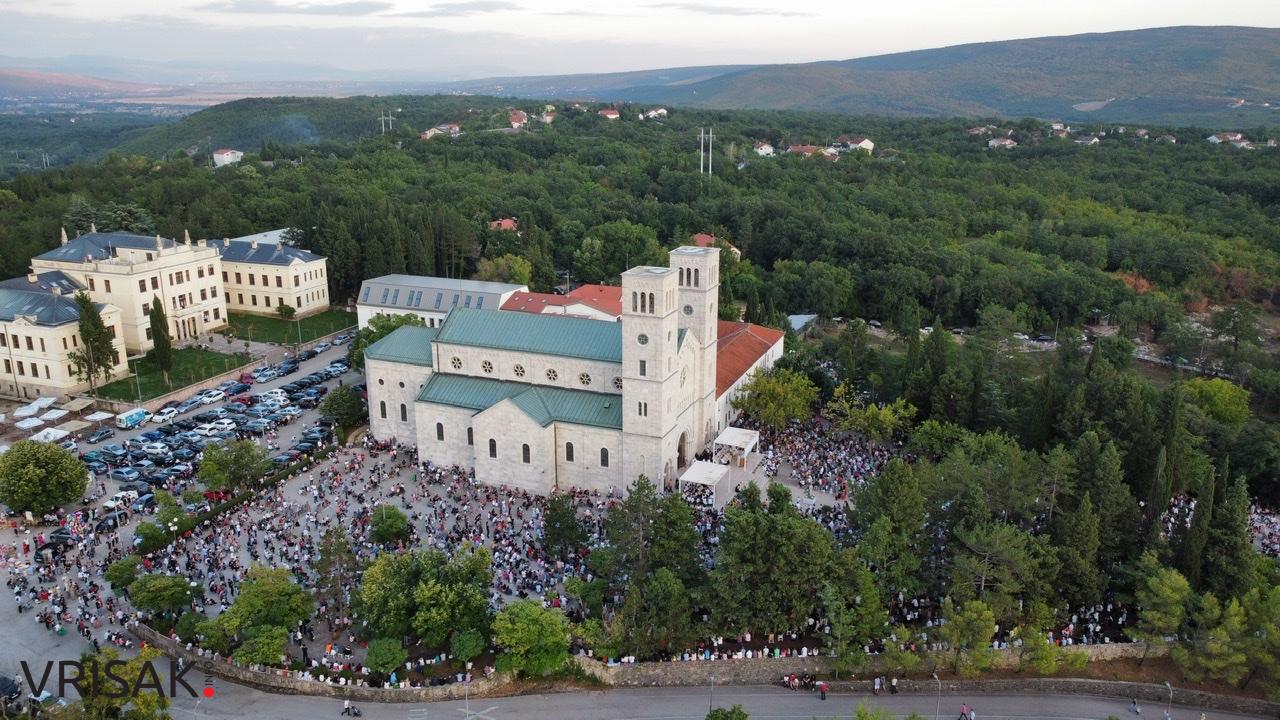 Široki Brijeg: Tisuće vjernika na Uočnici Velikoj Gospi
