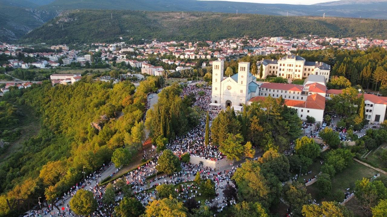 Široki Brijeg: Tisuće vjernika na Uočnici Velikoj Gospi