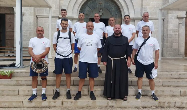 Uzarićani i ove godine hodočaste pješice u Svetište Čudotvorne Gospe Sinjske