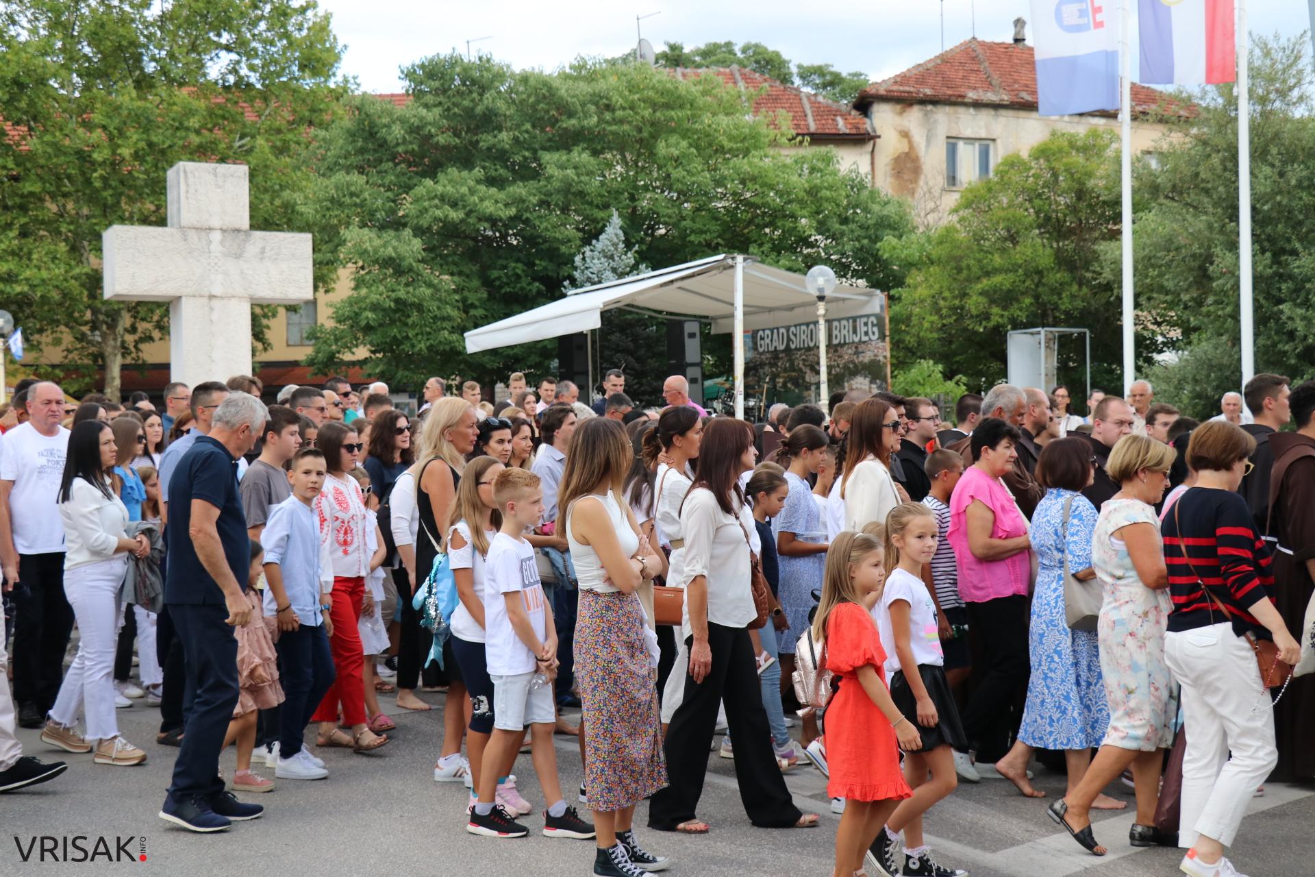 Procesija ulicama Širokog Brijega uoči blagdana Velike Gospe