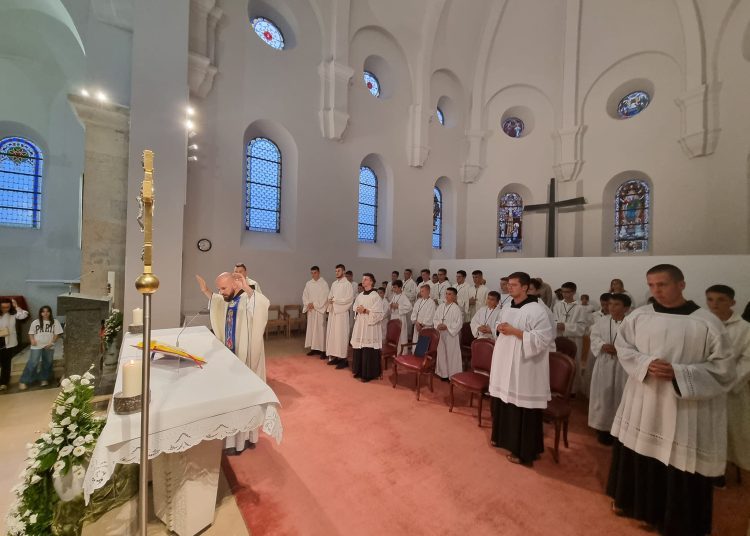 Veliki broj vjernika sedme večeri Devetnice u Širokom Brijegu