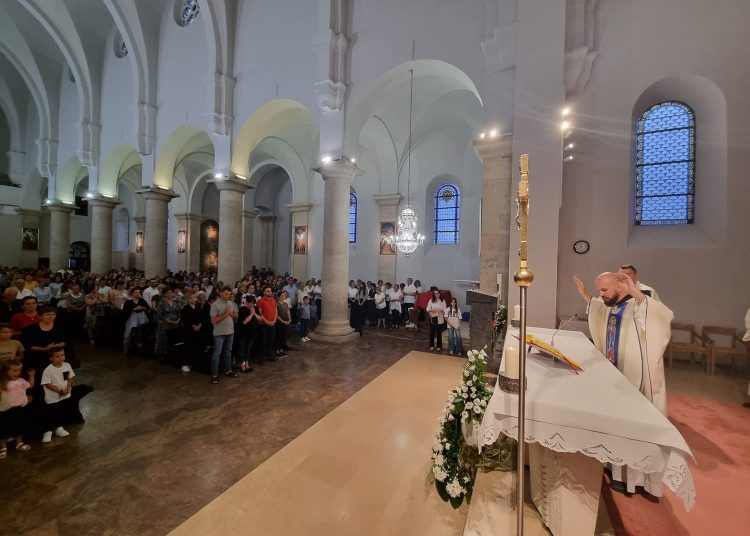 Veliki broj vjernika sedme večeri Devetnice u Širokom Brijegu