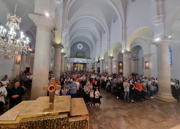 Veliki broj vjernika sedme večeri Devetnice u Širokom Brijegu