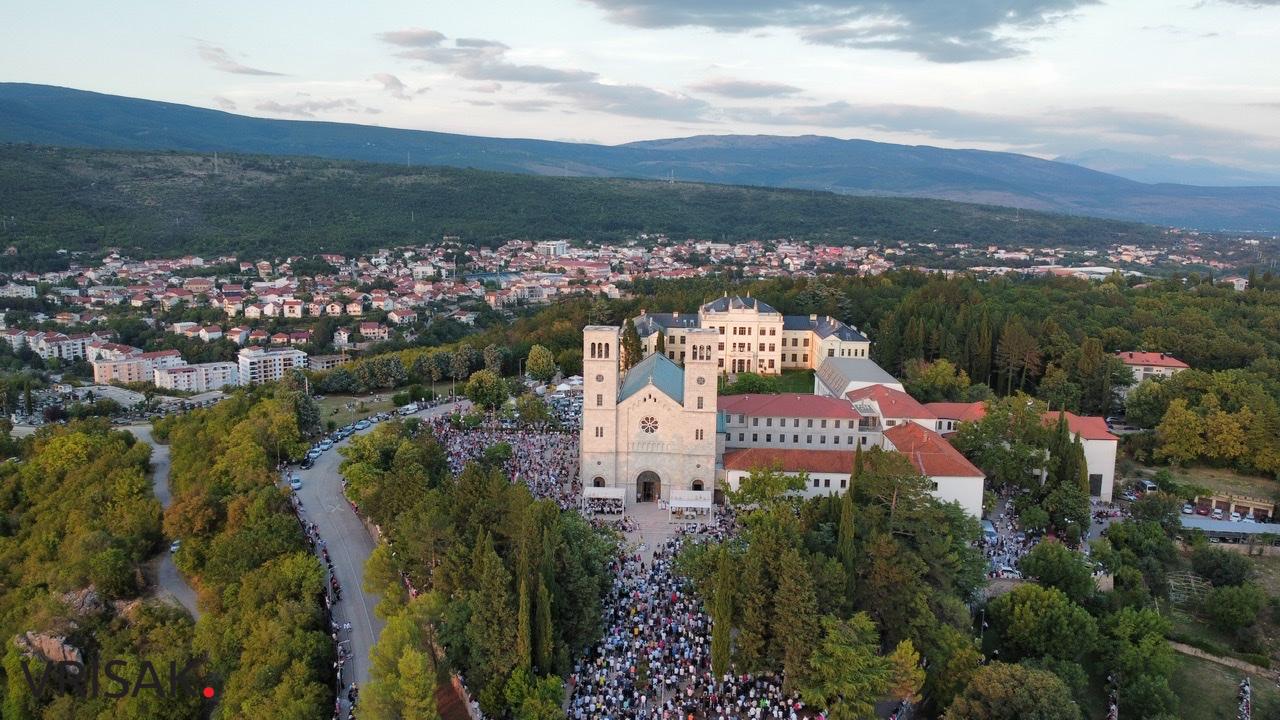 Široki Brijeg: Tisuće vjernika na Uočnici Velikoj Gospi