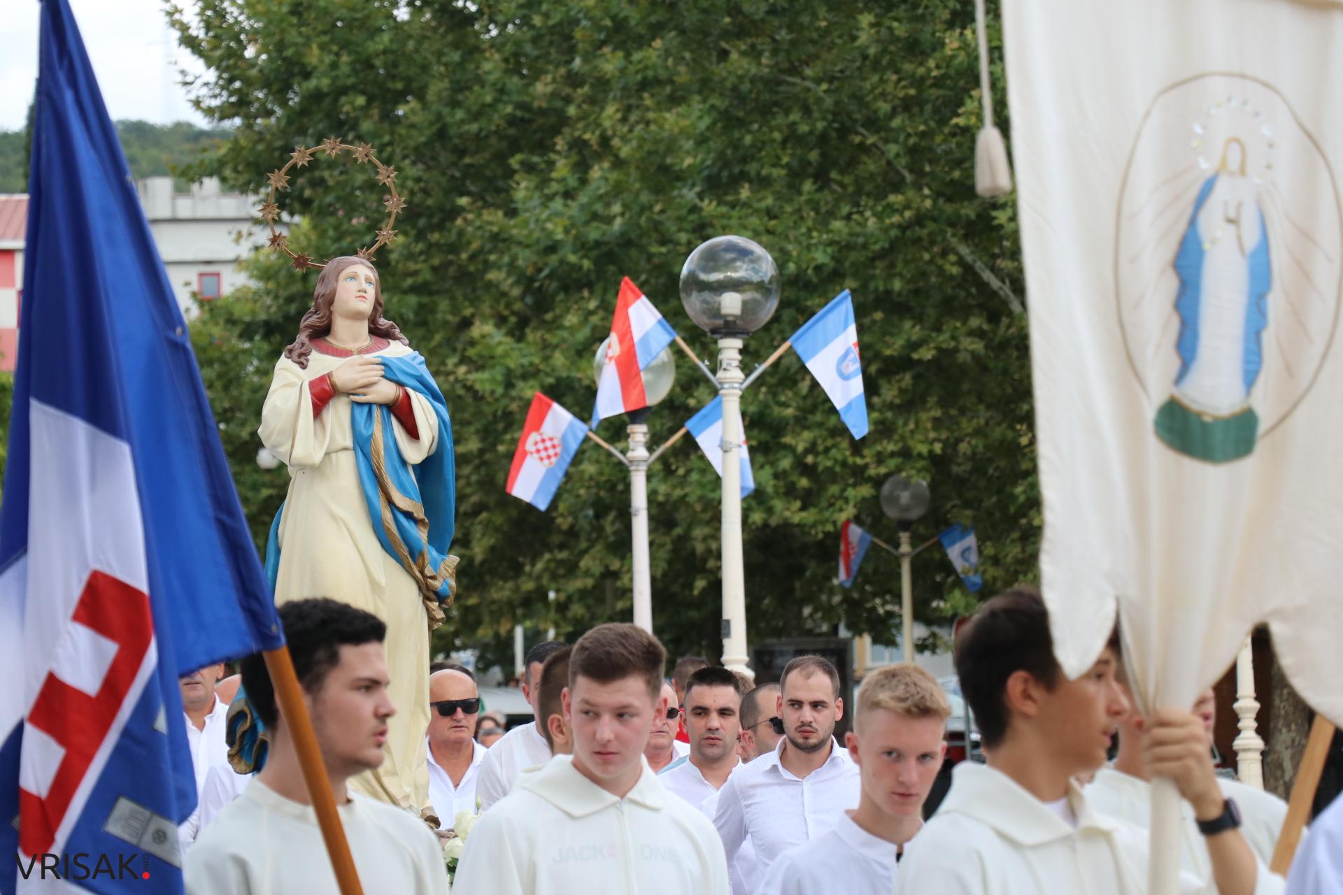 Procesija ulicama Širokog Brijega uoči blagdana Velike Gospe