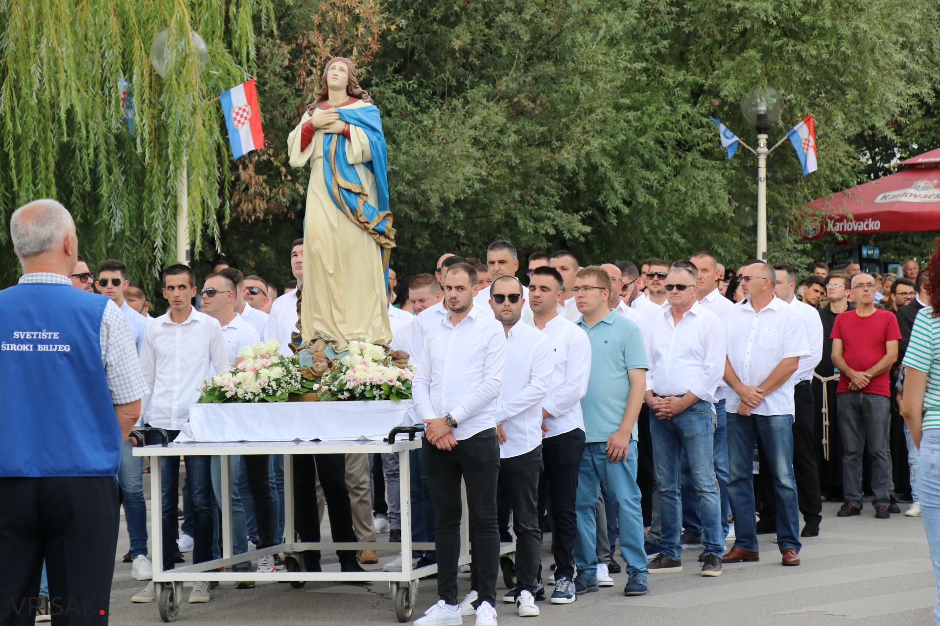 Procesija ulicama Širokog Brijega uoči blagdana Velike Gospe