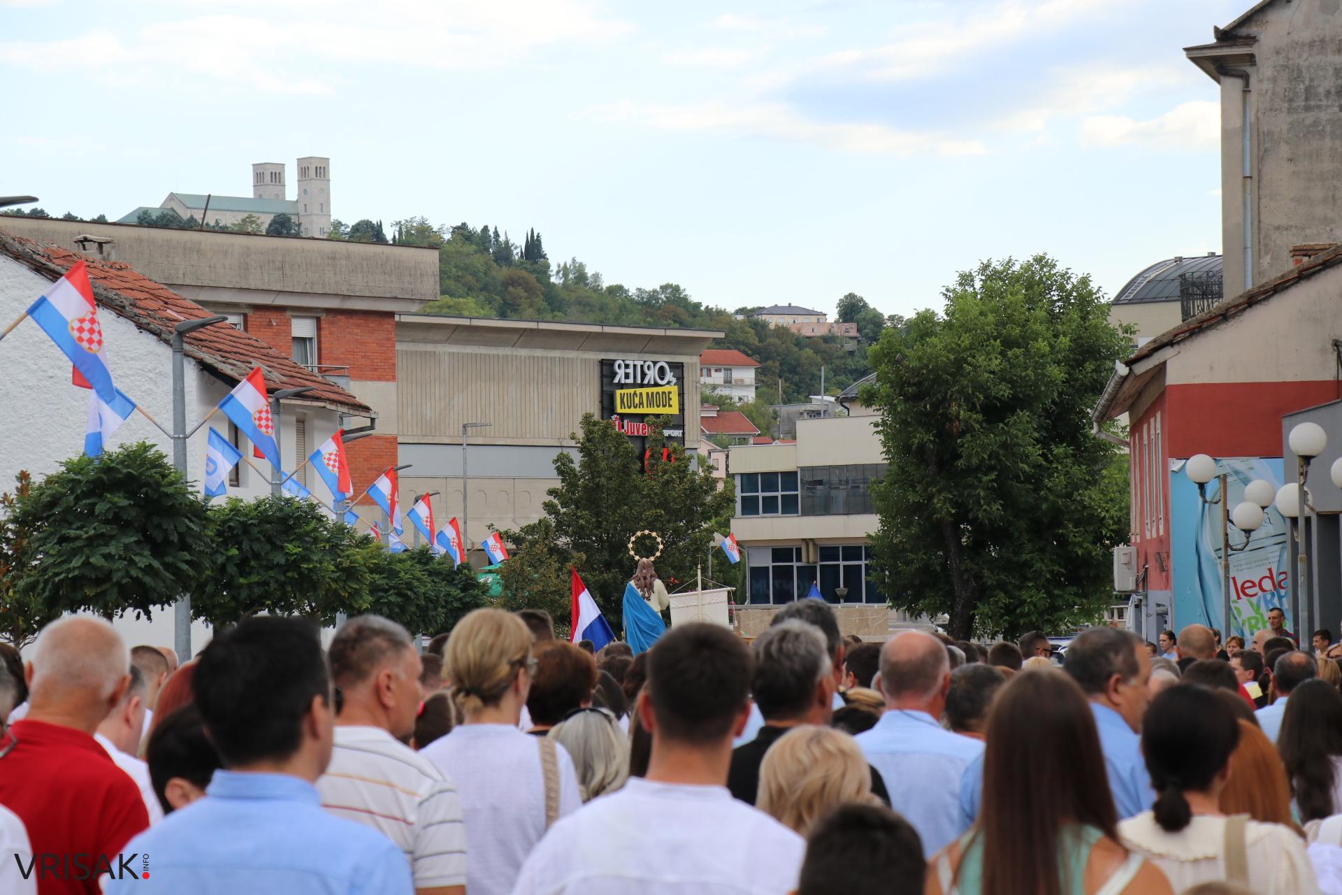 Procesija ulicama Širokog Brijega uoči blagdana Velike Gospe