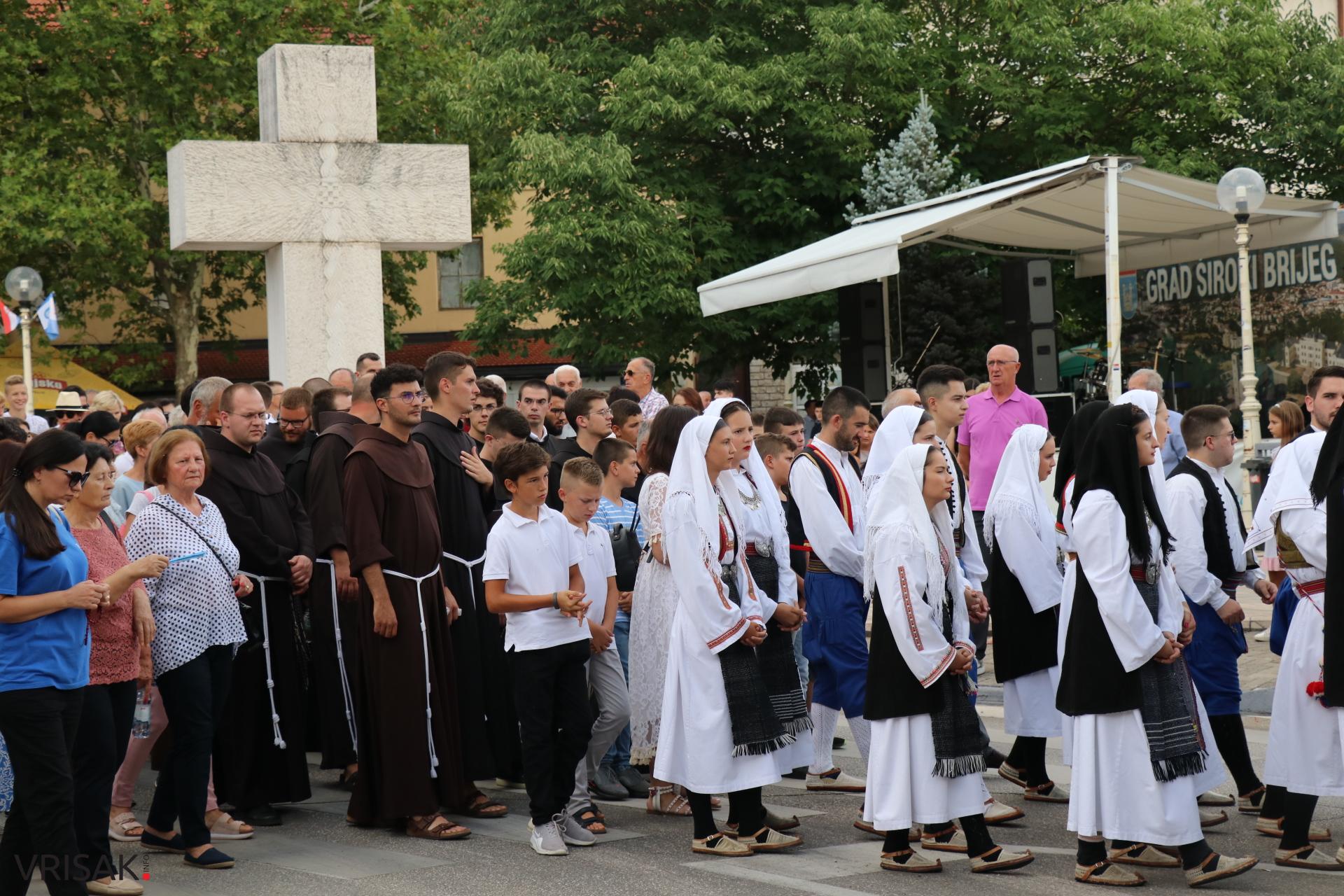 Procesija ulicama Širokog Brijega uoči blagdana Velike Gospe