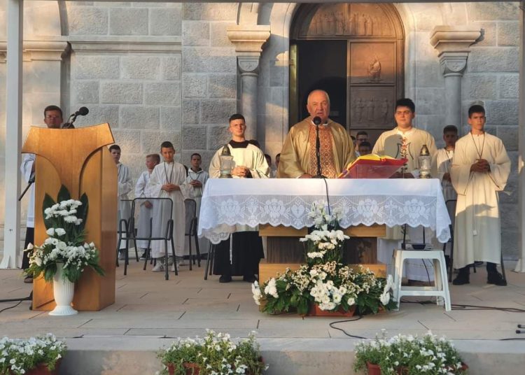 Široki Brijeg: Veliki broj vjernika na drugoj večeri Devetnice