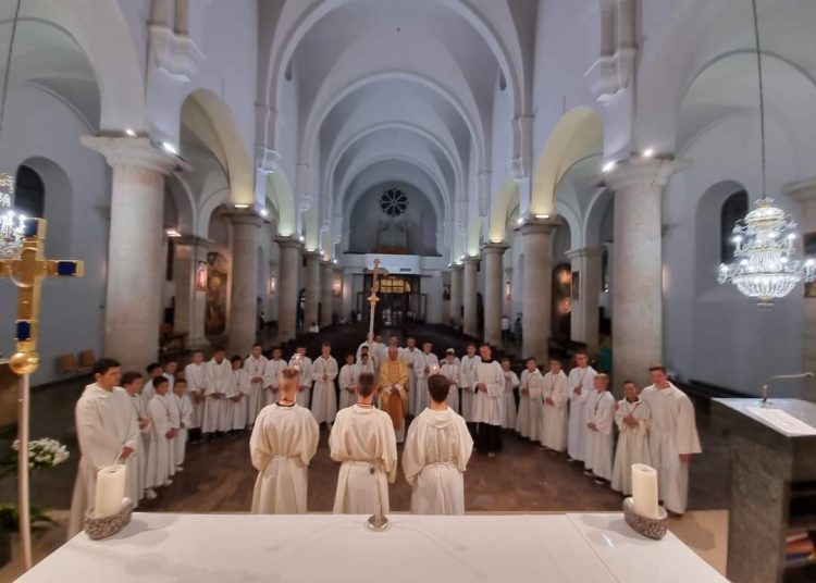 Široki Brijeg: Veliki broj vjernika na drugoj večeri Devetnice