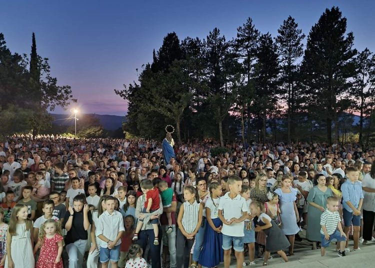 Široki Brijeg: Veliki broj vjernika na drugoj večeri Devetnice