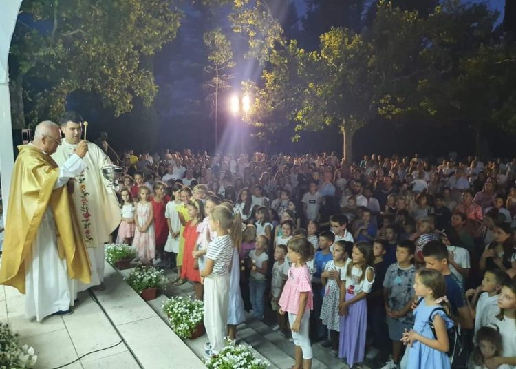 Široki Brijeg: Veliki broj vjernika na drugoj večeri Devetnice