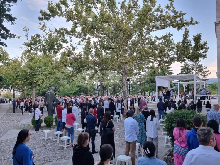 Katolici slave blagdan Velike Gospe, od ranog jutra veliki broj vjernika u svetištima