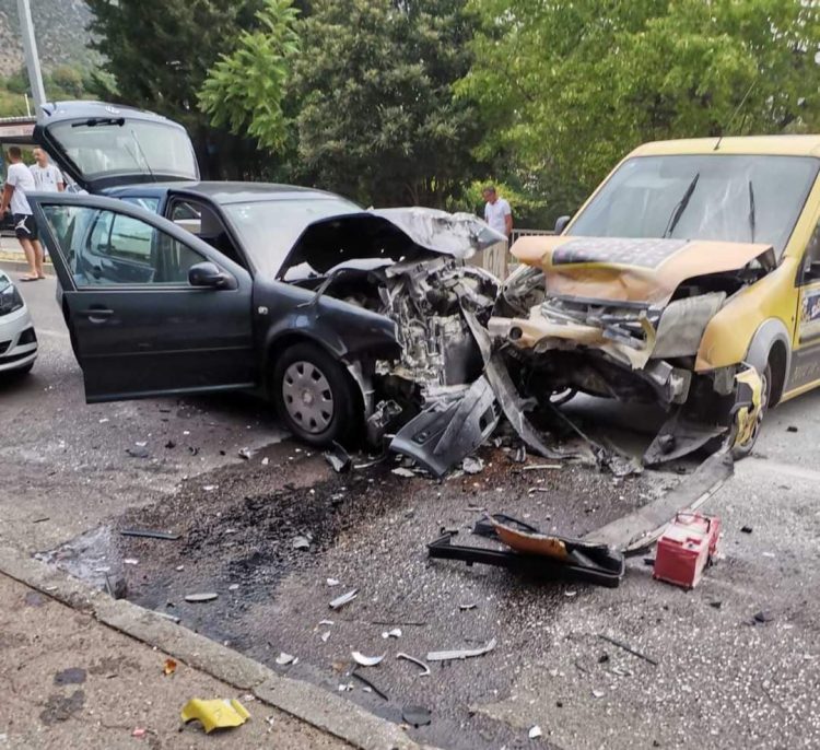 Teška prometna nesreća u Mostaru, intervenirali i vatrogasci