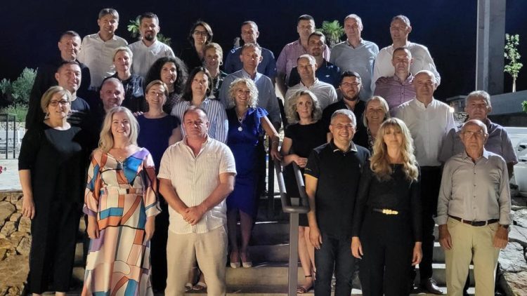 SSŠ Ljubuški: Strojarski i ekonomski tehničari proslavili 30 godina mature