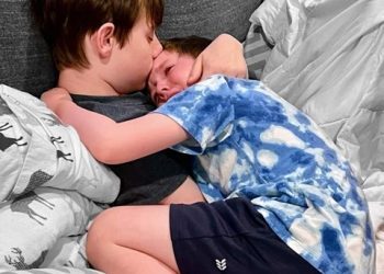 Dječak s terminalnim rakom tješi brata nakon što mu je rekao da će umrijeti