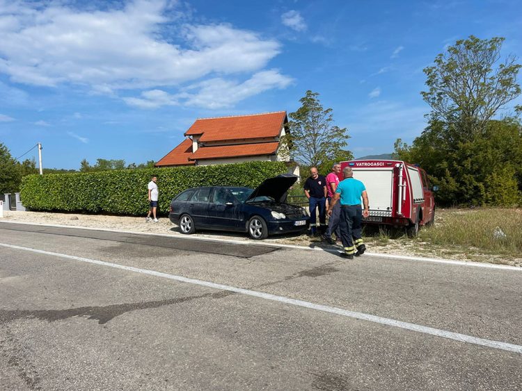 Na Medovićima se zapalio automobil, na teren su izašli širokobriješki vatrogasci