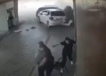 Stravični sudar: Vozač pokosio automobile na benzinskoj crpki