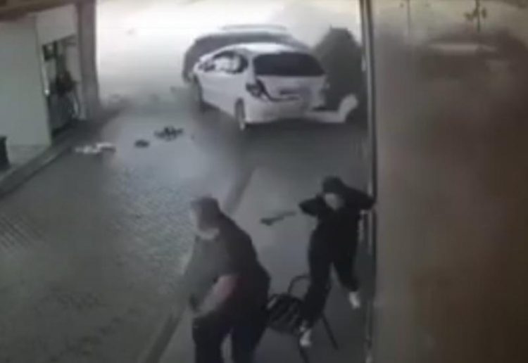 Stravični sudar: Vozač pokosio automobile na benzinskoj crpki