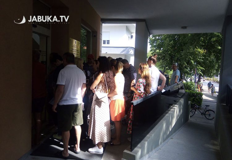 Gužve zbog jednokratne pomoći u HNŽ-u