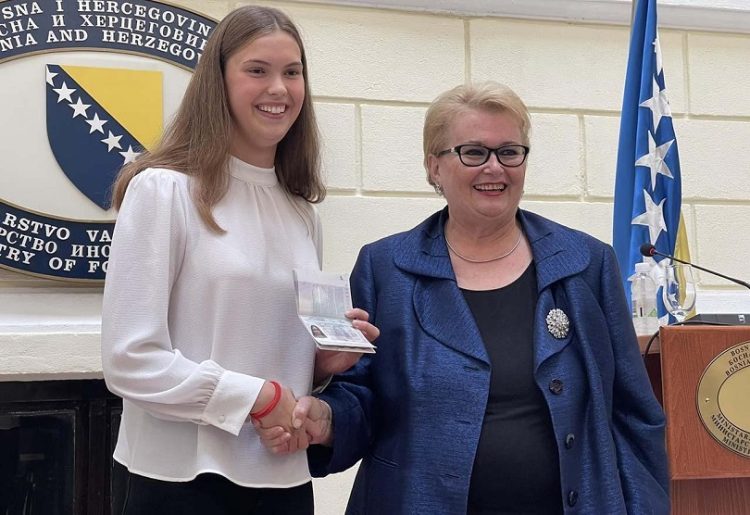 Lani Pudar uručena diplomatska putovnica