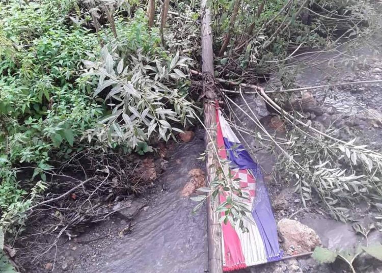 U Sovićima pored Jablanice, na dan zločina u Grabovici, zastava hrvatskog naroda bačena u potok