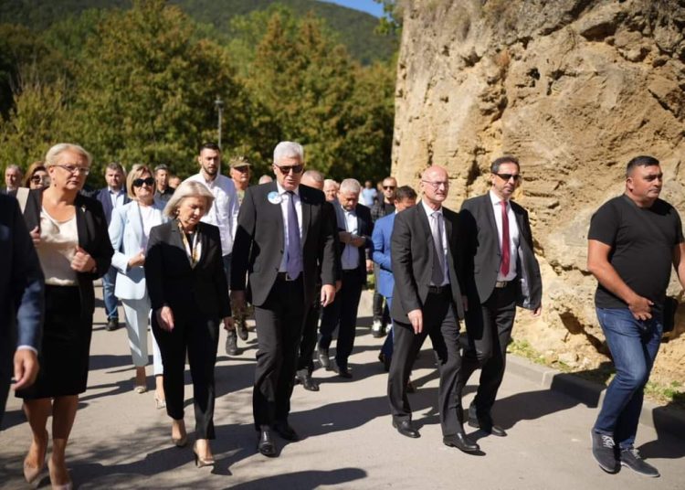 Svečano obilježena 27. obljetnica oslobođenja kraljevskog grada Jajca