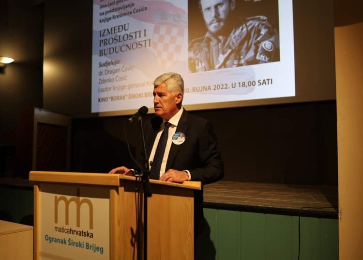 U Širokom Brijegu predstavljana knjiga generala Krešimira Ćosića “Između prošlosti i budućnosti”