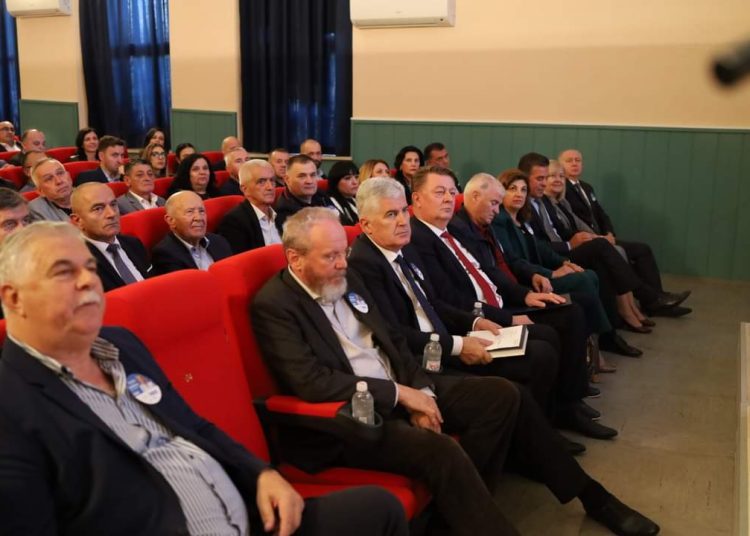 U Širokom Brijegu predstavljana knjiga generala Krešimira Ćosića “Između prošlosti i budućnosti”