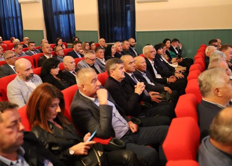 U Širokom Brijegu predstavljana knjiga generala Krešimira Ćosića “Između prošlosti i budućnosti”