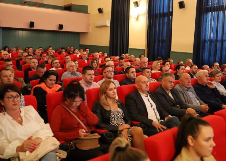 U Širokom Brijegu predstavljana knjiga generala Krešimira Ćosića “Između prošlosti i budućnosti”