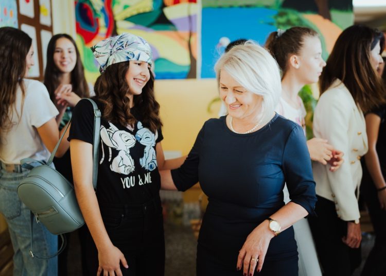 Borjana Krišto na svečanom programu u prigodi početka nove školske godine u Osnovnoj školi Bartola Kašića u Mostaru