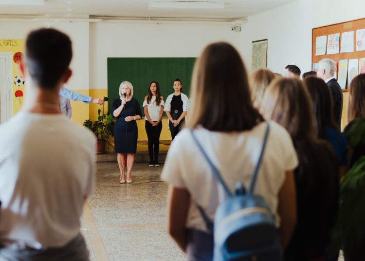 Borjana Krišto na svečanom programu u prigodi početka nove školske godine u Osnovnoj školi Bartola Kašića u Mostaru