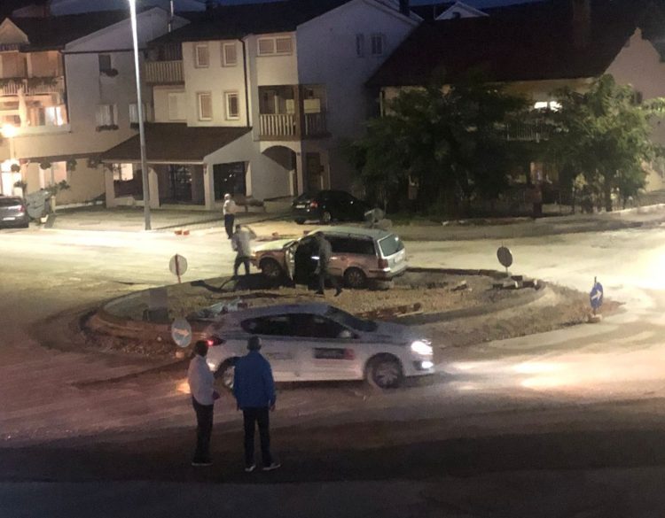 Automobil “uletio” u novi kružni tok na Pecari