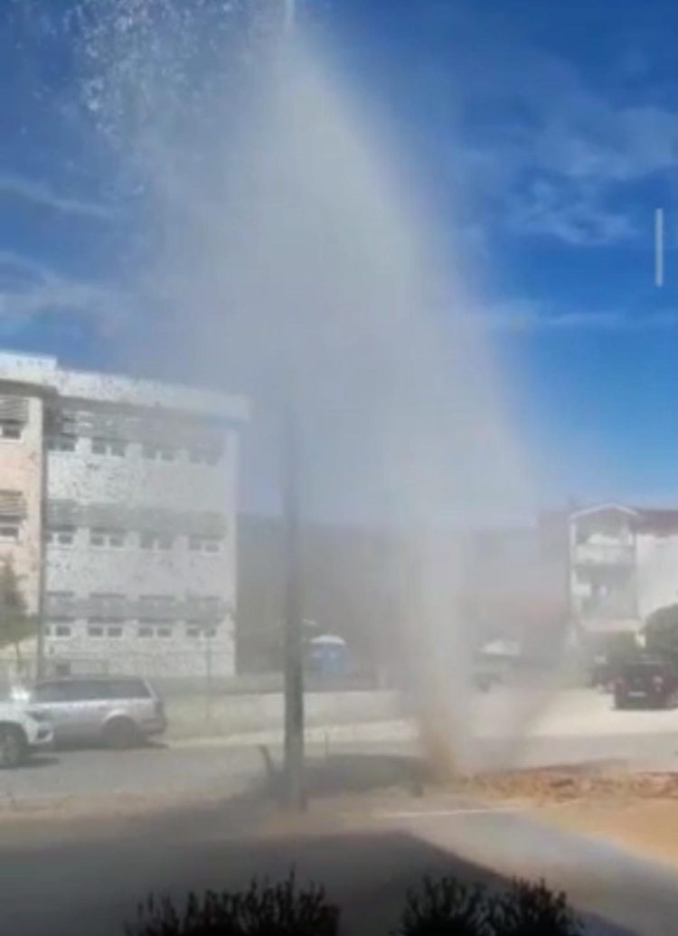 VIDEO| Široki Brijeg: U novom kružnom na Lisama pukla cijev, voda izvire kao na gejzirima