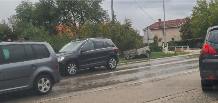 Lakša prometna nesreća u Knešpolju stvara kolone u oba smjera