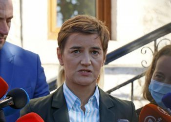 Neredi u Beogradu: Protivnici Pridea napali policiju, gađali aute, nastradali i novinari