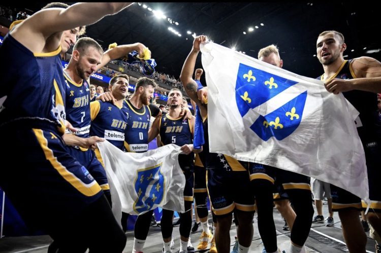 Vukadin: Ako žele bošnjačku reprezentaciju neka je prave na svojih 23 %, bizarno je vidjeti ratne zastave Armije na proslavi pobjede