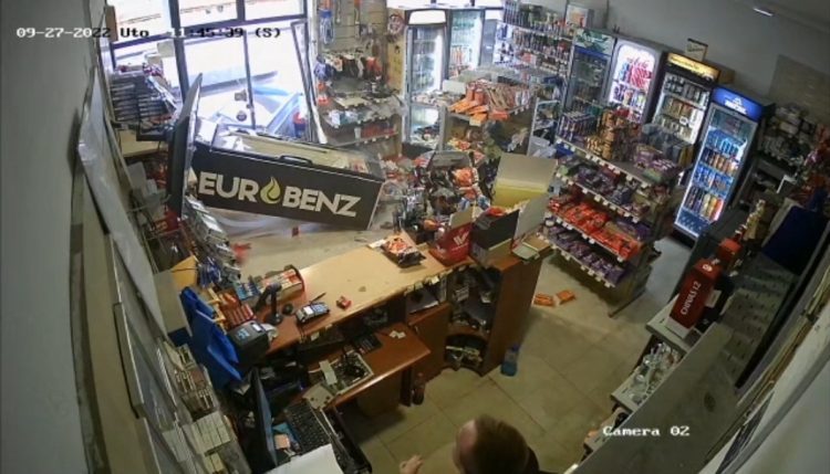 Drinovci: Kamionom u benzinsku postaju