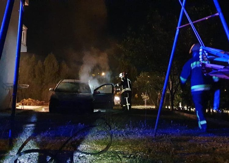 FOTO: Vozilo marke “Ford” izgorilo do temelja