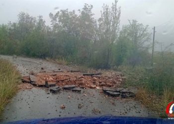 FOTO: Grom u Grudama udario u cestu prema Crljenoj Jami