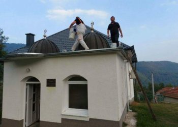 Lijepa priča iz BiH: Svećenik i njegov otac popravili krov stoljećima stare džamije