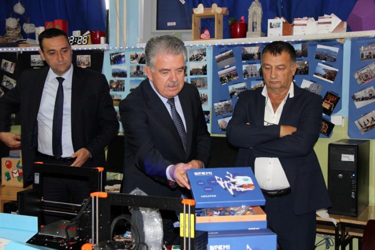 Dvije mostarske škole dobile suvremene informatičke kabinete