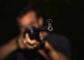 Manijak! Pijan došao u kuću izvanbračne supruge i uperio pušku u nju i bebu: “Ako ne kreneš sa mnom, ubit ću i tebe i sebe”