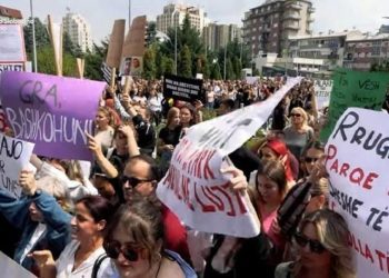 Prosvjednici traže smrtnu kaznu za petoricu mladića koji su djevojčicu (11) u Prištini satima silovali